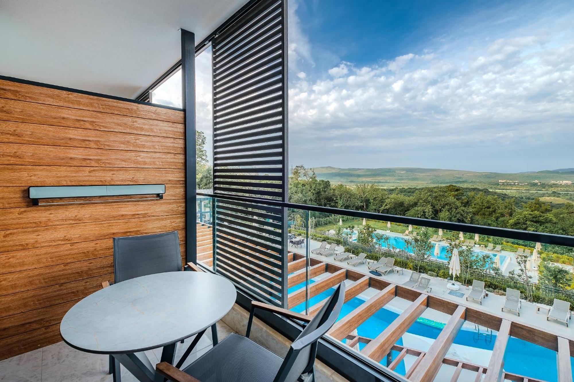 Montenegro Lodge Kavač Rum bild Balcony of a suite at the Hilton Athens