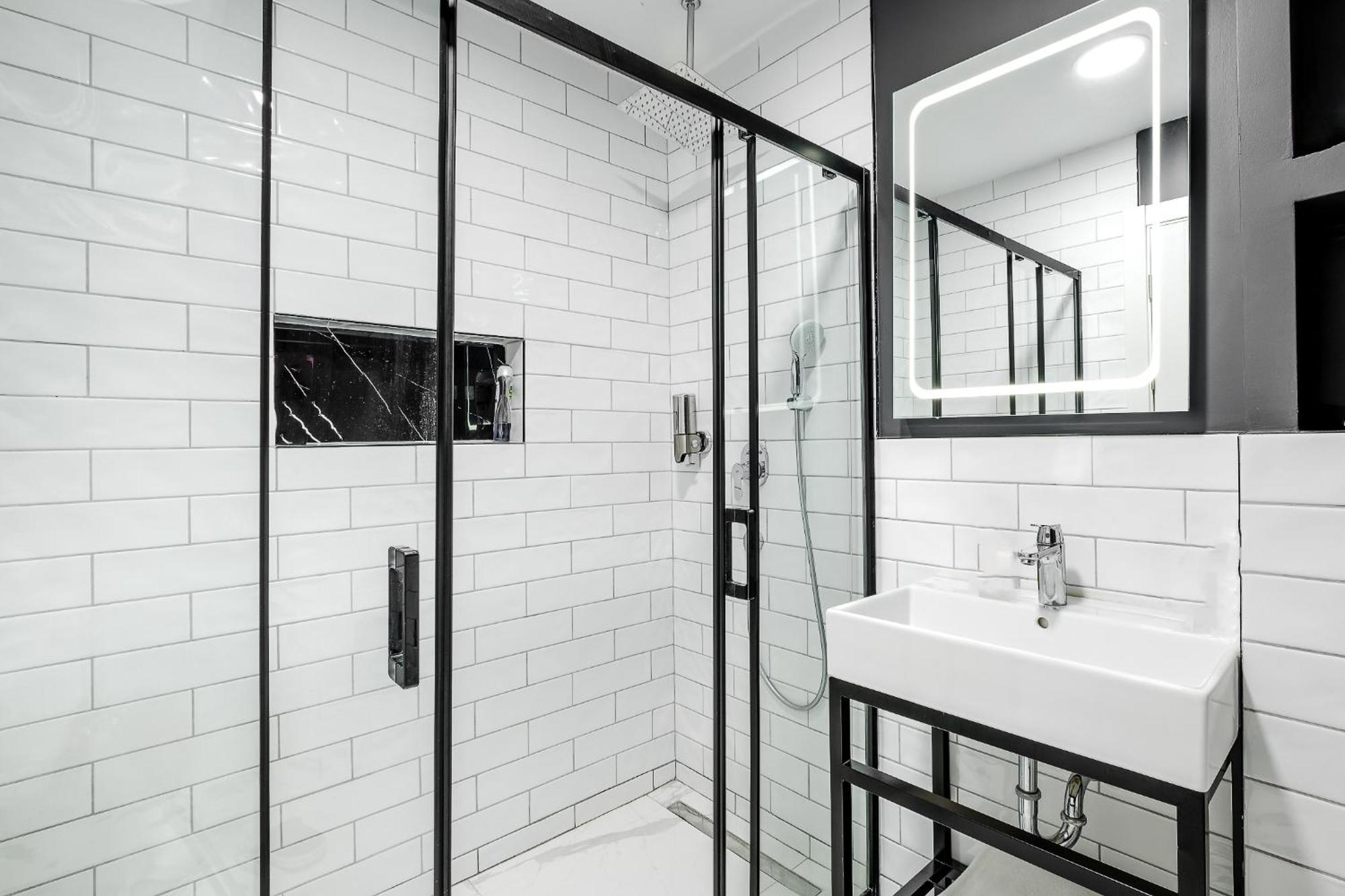 Montenegro Lodge Kavač Rum bild A shower enclosure