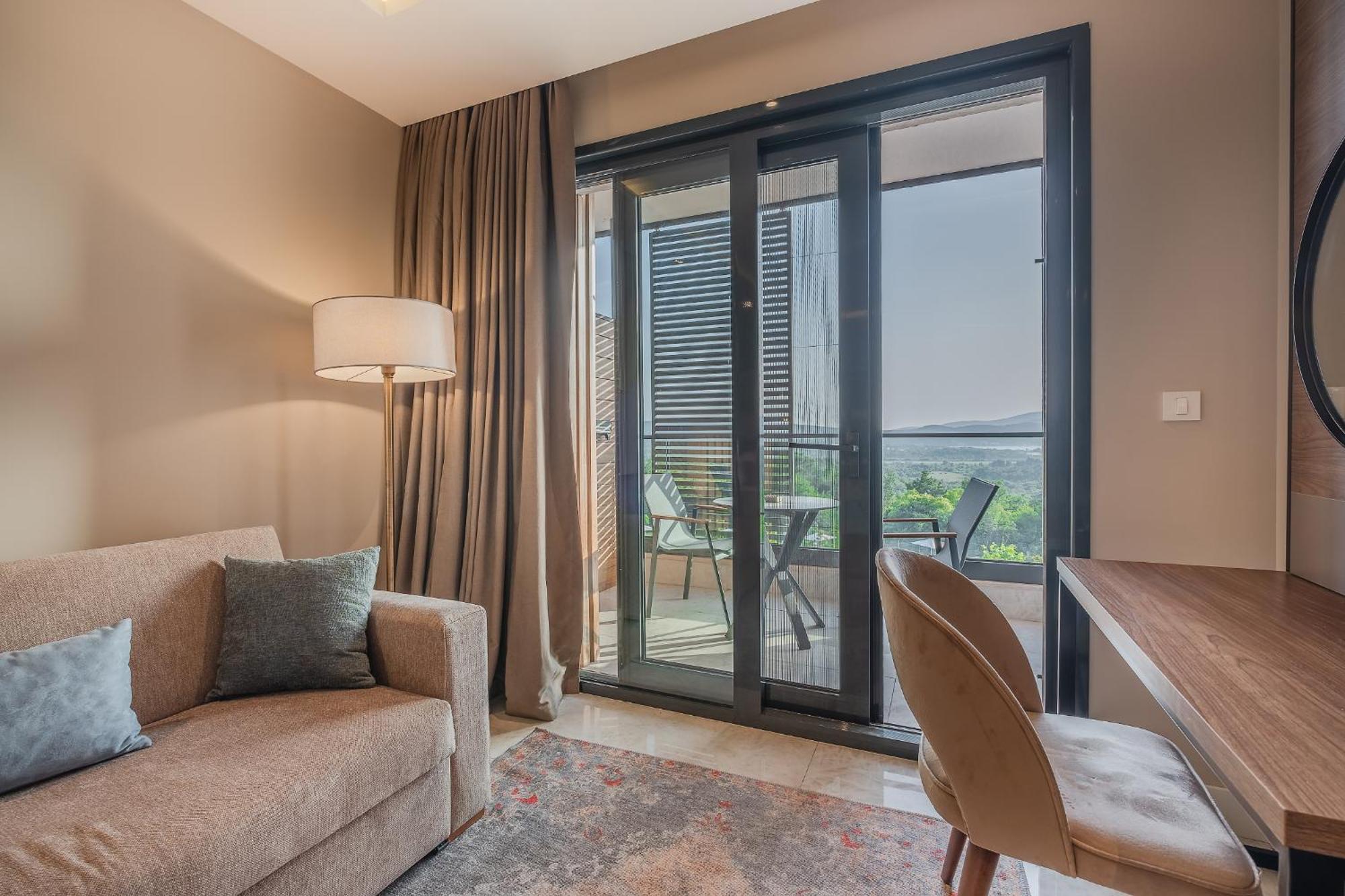 Montenegro Lodge Kavač Rum bild A living room with a sliding door