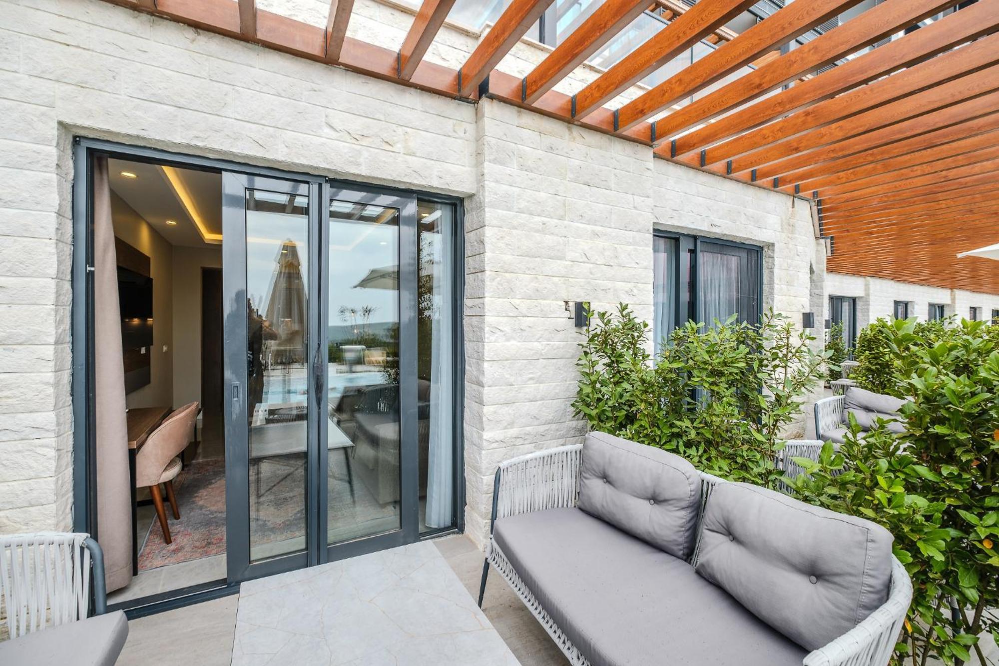 Montenegro Lodge Kavač Rum bild A sliding door