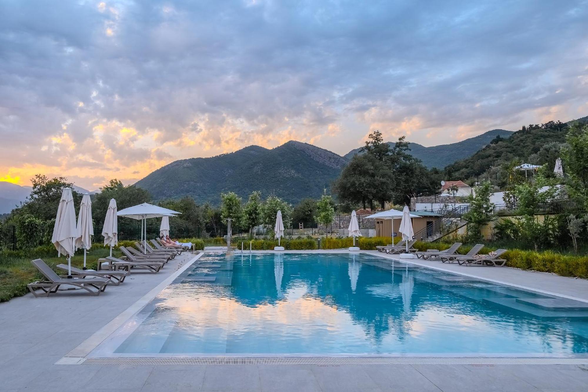 Montenegro Lodge Kavač Exteriör bild The swimming pool at the hotel