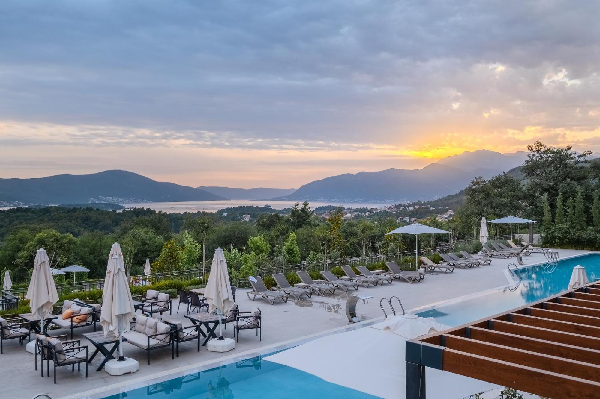 Montenegro Lodge Kavač Exteriör bild Sunset at the hotel