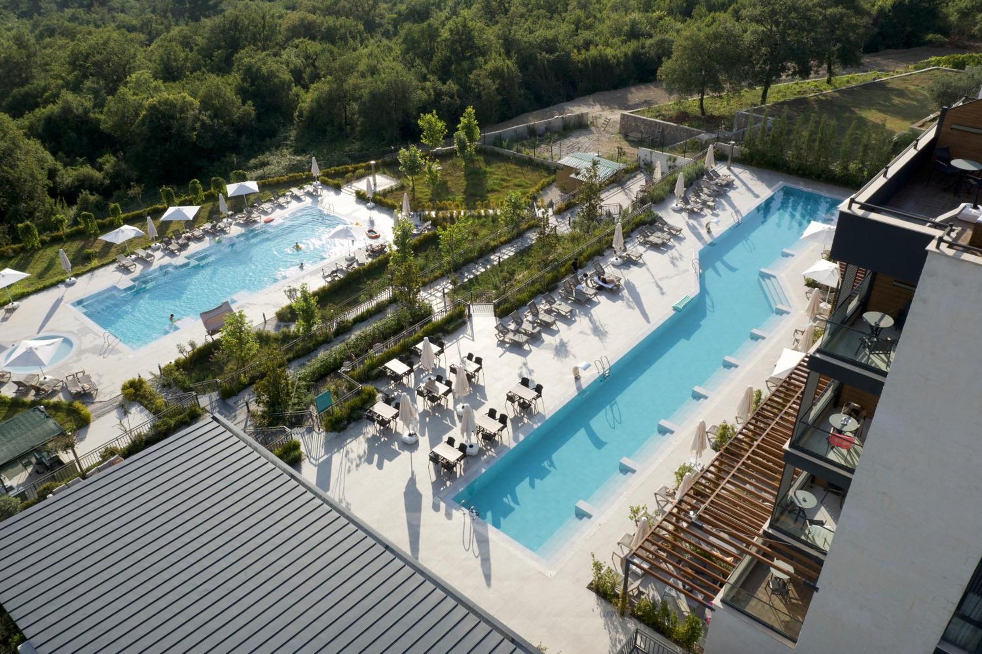 Montenegro Lodge Kavač Exteriör bild The swimming pool at the Hotel
